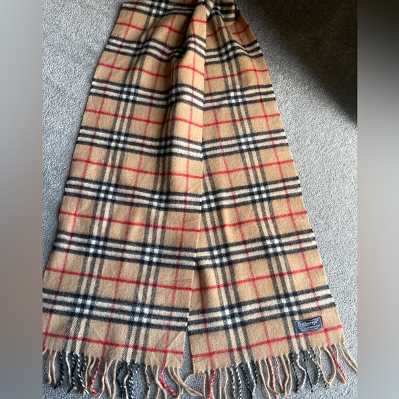 Authentic vintage Burberrys nova check tan scarf (wN51)